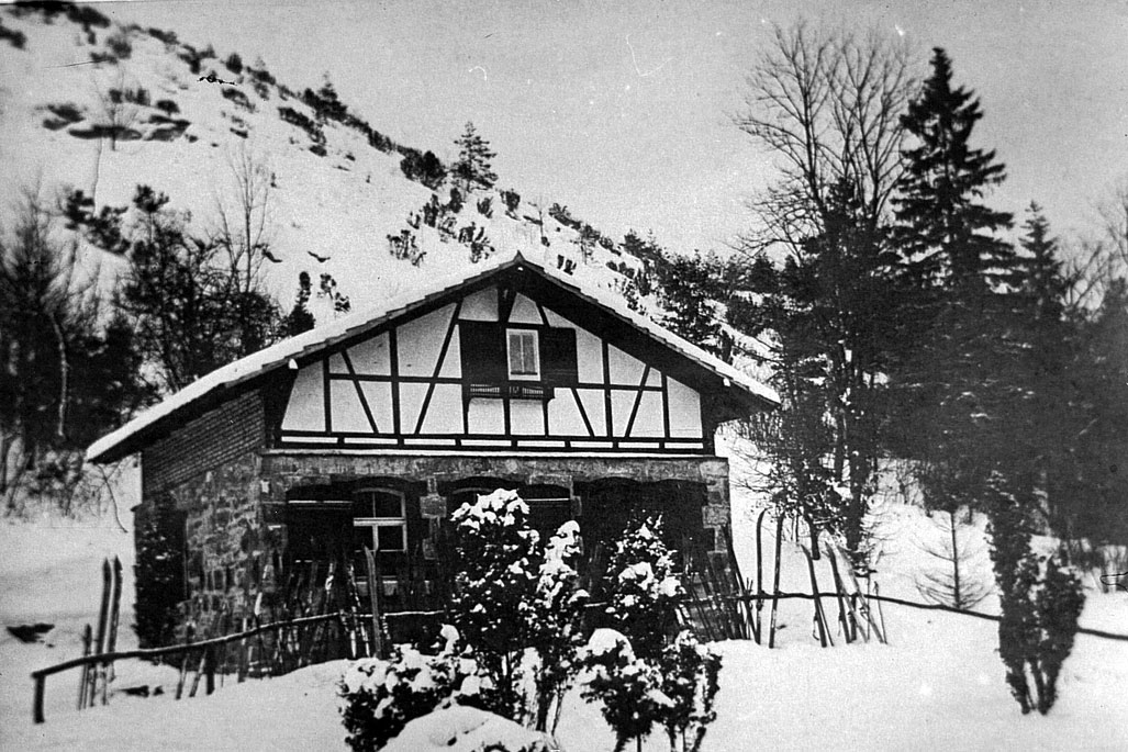 Die Wanderhütte im Leutratal wurde vom Touristen- und Wintersportverein Jena errichtet. Hier im Winter 1924/1925.