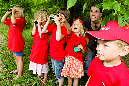 NAJU-Kindergruppe bei der Tierbeobachtung - Foto: NAJU / Franz Fender