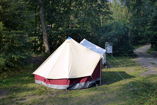 Wiese vorm Haus mit Zelten.