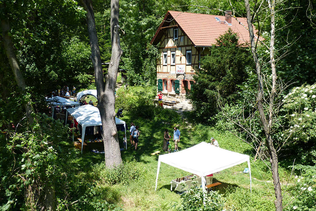 Auf dem Gelände des NaturErlebnisHauses findet jeden Juni ein Hüttenfest statt und die Gruppenunterkunft kann besichtigt werden. Foto: Daniel Werner