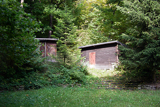 Schuppen für Feuerholz und Biertischgarnituren.