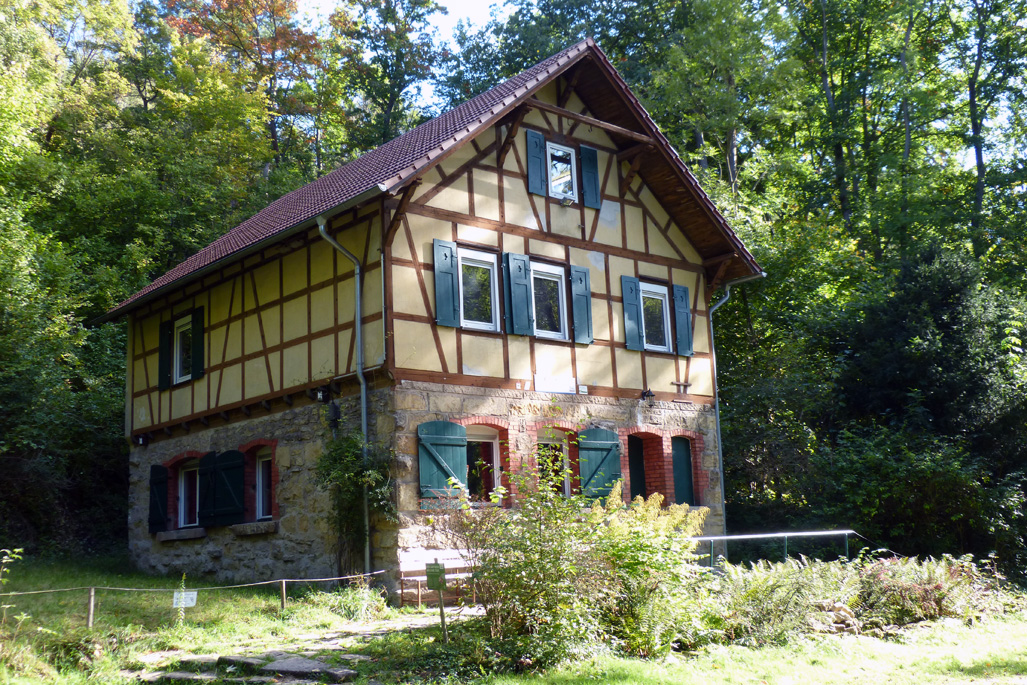 Zum 100. Jubiläum erhält das Haus seine Fensterläden in der obersten Etagen und damit sein ursprüngliches Aussehen wieder. © Daniel Werner