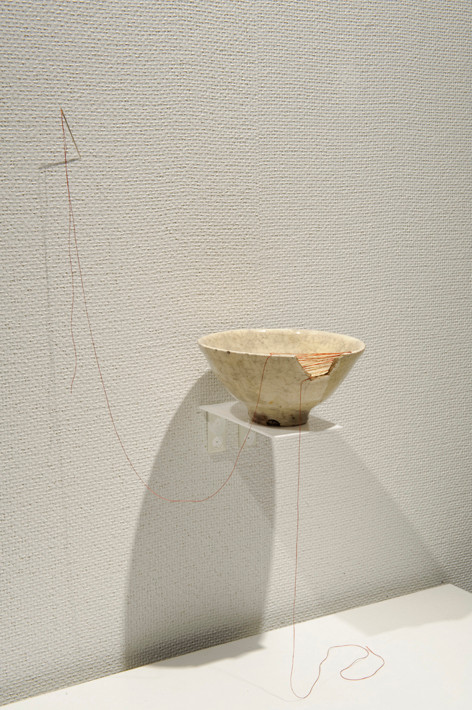 title : 繕う　material：欠けた茶碗、糸、　size : 13×13×６cm　