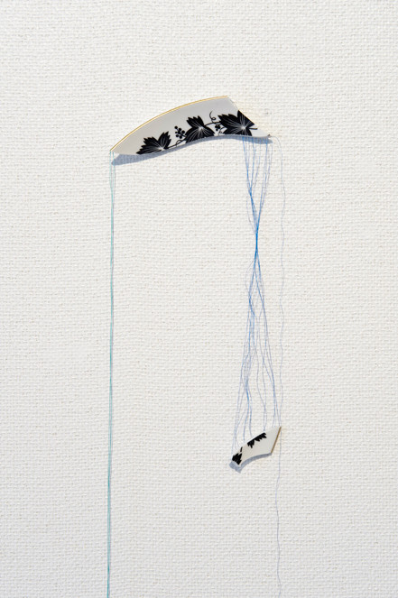 title : repaire-夏の日　material：皿の欠片、糸、　size : 25×27×4.5cm