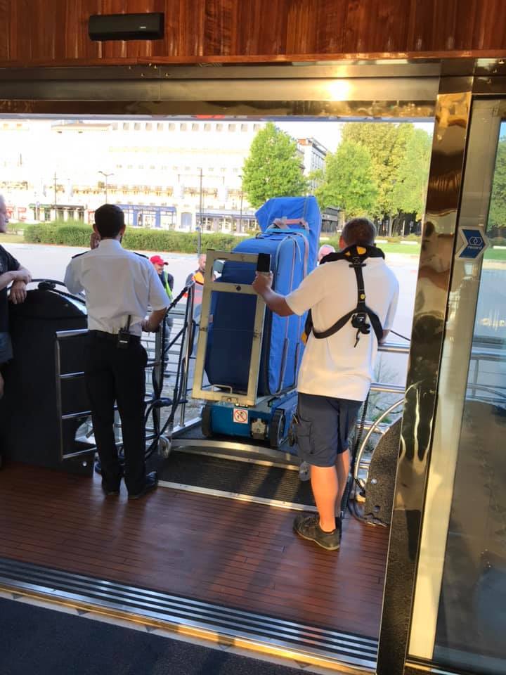 Piano quart de queue livré sur un bateau