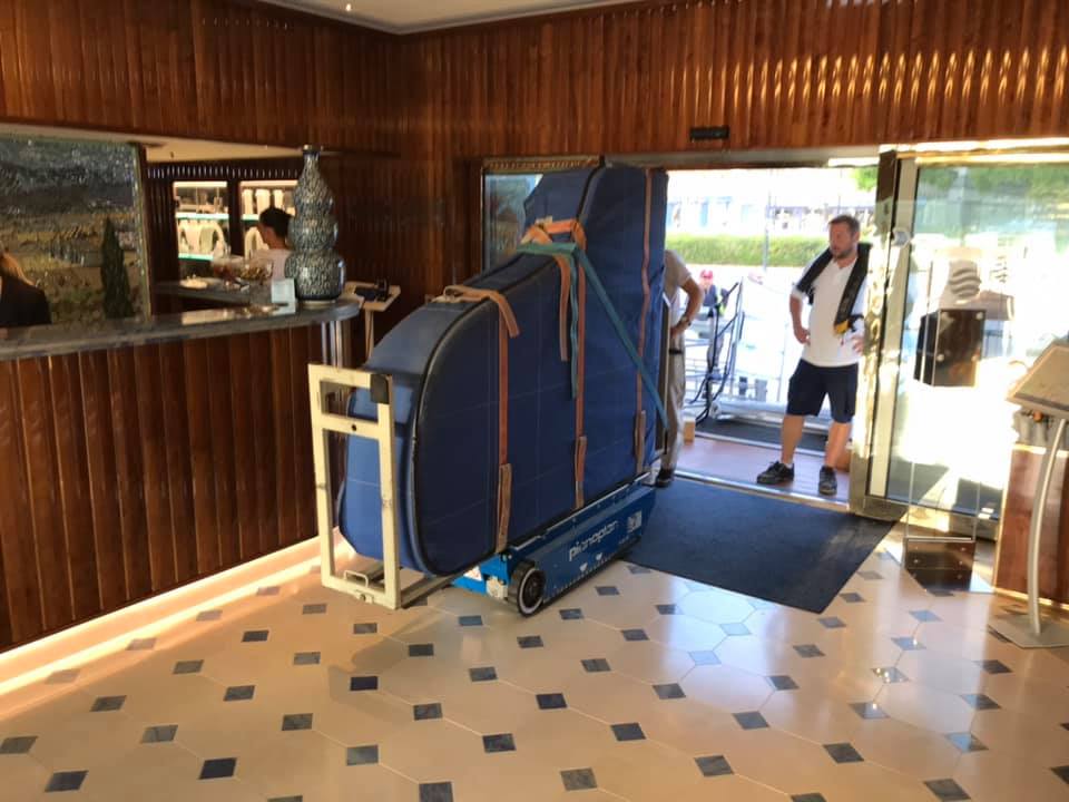 Piano quart de queue livré sur un bateau