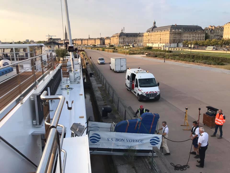 Piano quart de queue livré sur un bateau