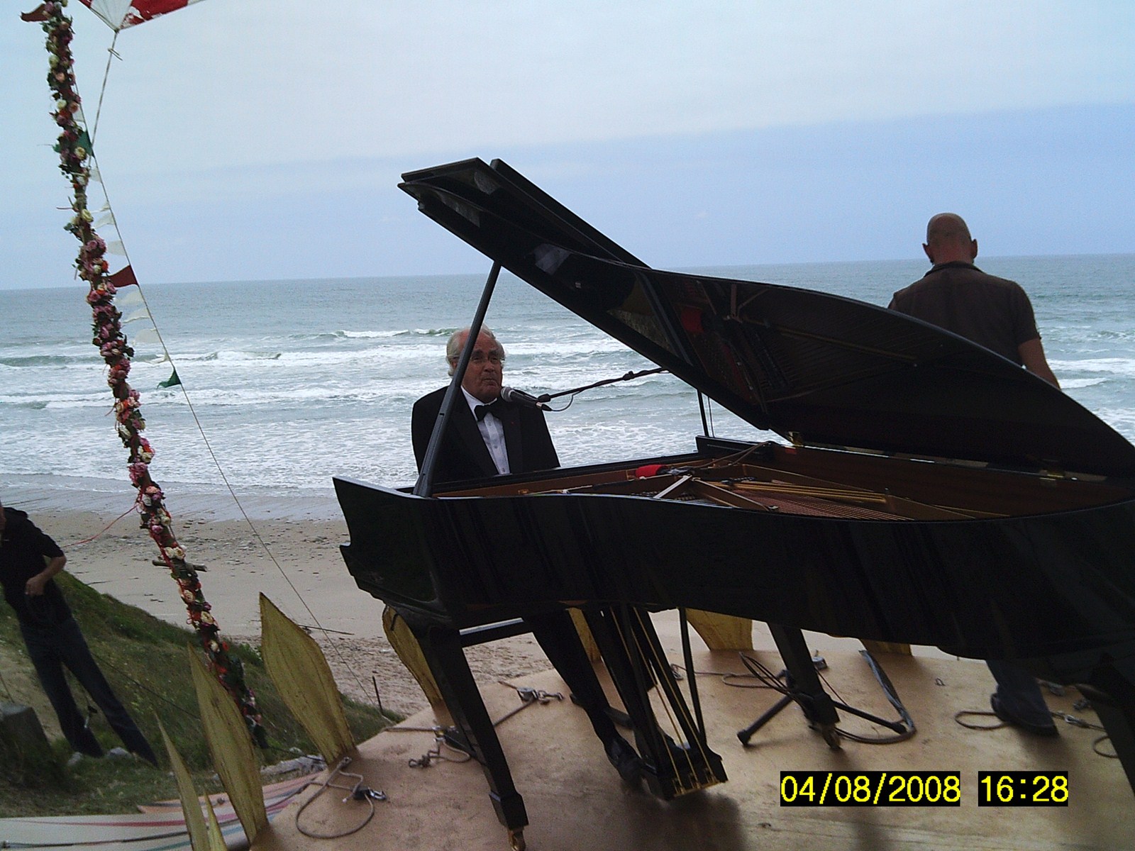 STEINWAY Piano demi queue de queue Numéro 58 587 = fabriqué en 2009. Prix 80 000 € T.T.C.