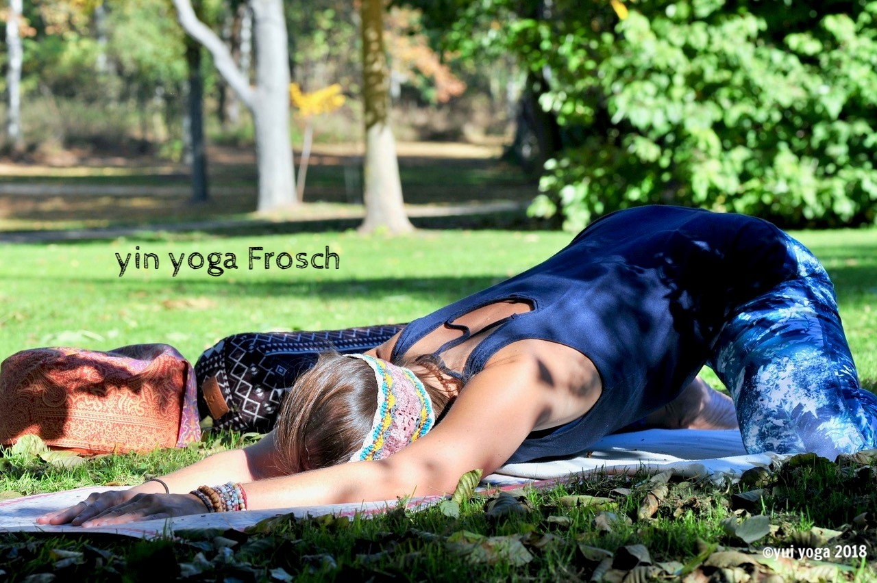 Yin Yoga Position: Frosch