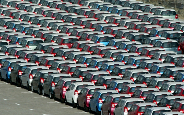Auto compattate in un deposito