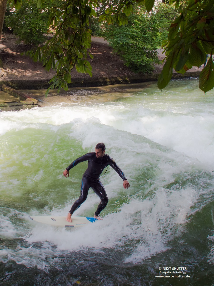 Wellenreiten auf dem Eisbach.