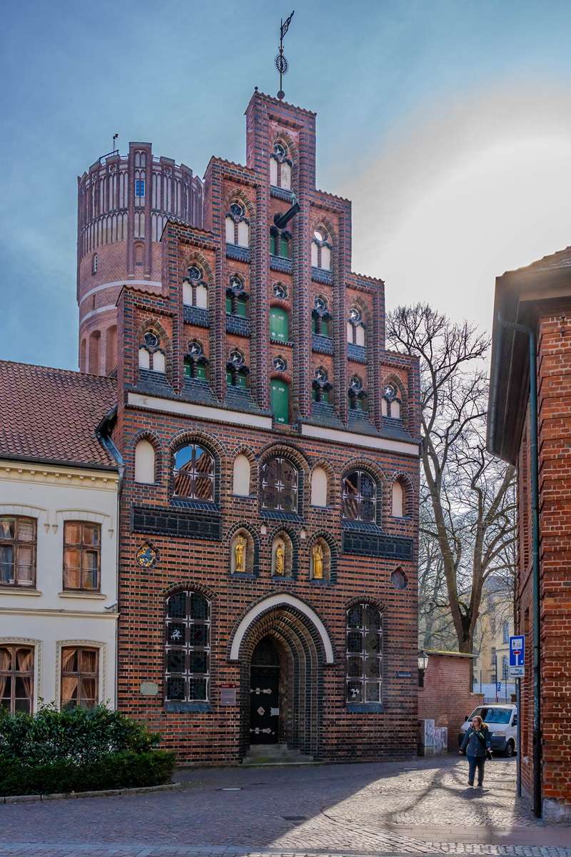 Hinter der beeindruckenden Fassade des Hauses lugt der Wassertum der Stadt hervor.