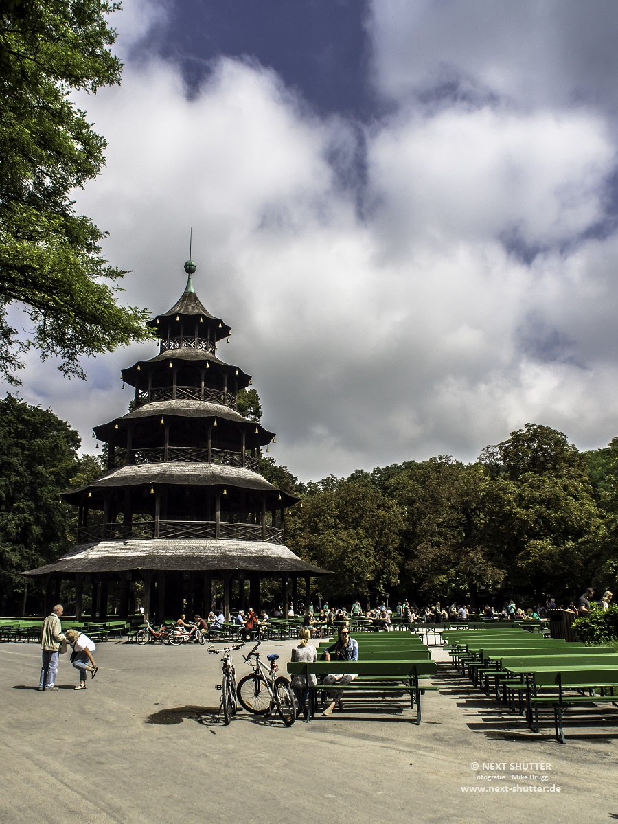 Der Chinsesische Turm mit seinem Biergarten.