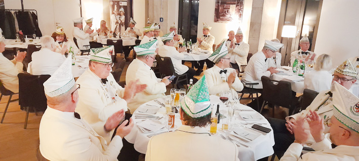 Einen Tag vor der Prinzenproklamation versammelten sich die Senatorinnen und Senatoren der Prinzengarde zum stimmungsvollen Sessionsauftakt im Gallodini