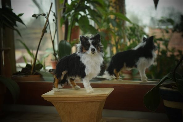 realistisches Hundeportrait aus Wolle handgefilzt auf Sockel