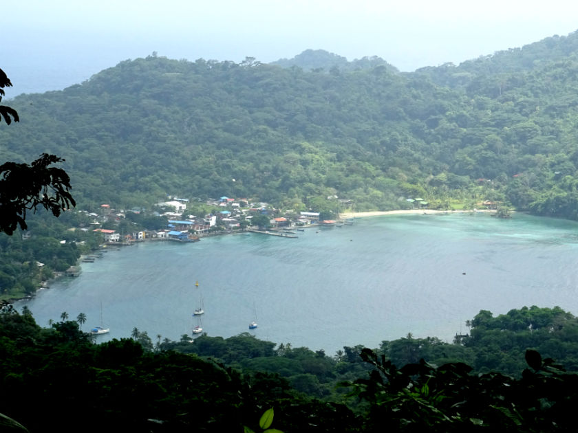 Sapzurro, village lové dans une petite baie.