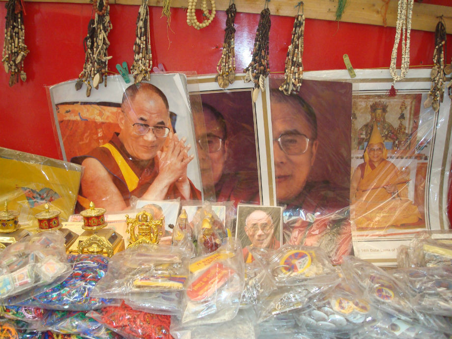Les photos du Dalaï lama figurent en bonne place dans les boutiques.