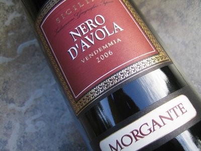 Vino DOC, Nero D'Avola, grande vino rosso realizzato dall'omonimo vitigno e prodotto d'eccellenza apprezzato dal mercato locale ed internazionale