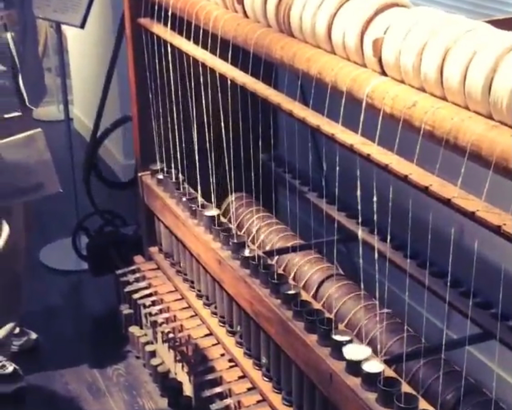 写真は農工大科学博物館のガラ紡糸を作る機械。イトオトで使っている糸とは違います。