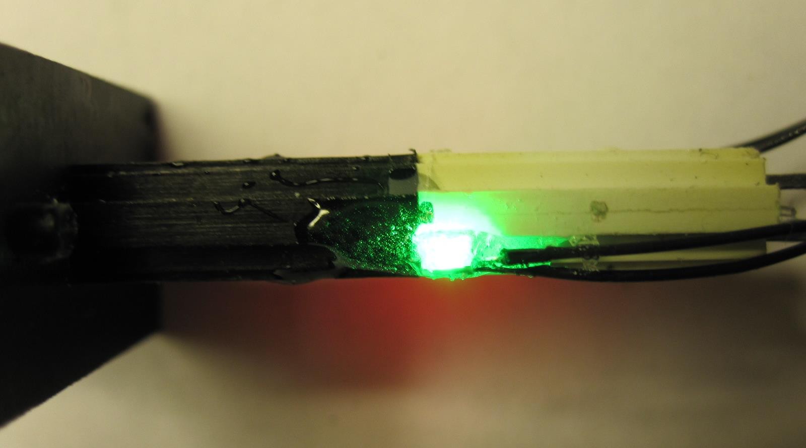 Die Klebestelle mit leuchtender LED