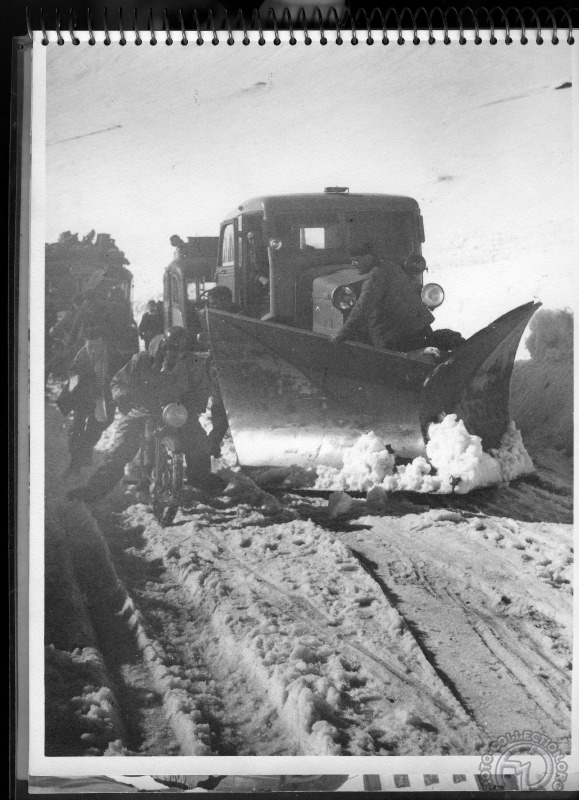 Jean profite du chasse neige qui obstrue la route pour se glisser en tête et grimper seul, il ne sera pas rejoint ! © Photos René Pari /archives FMD : moto-collection.org