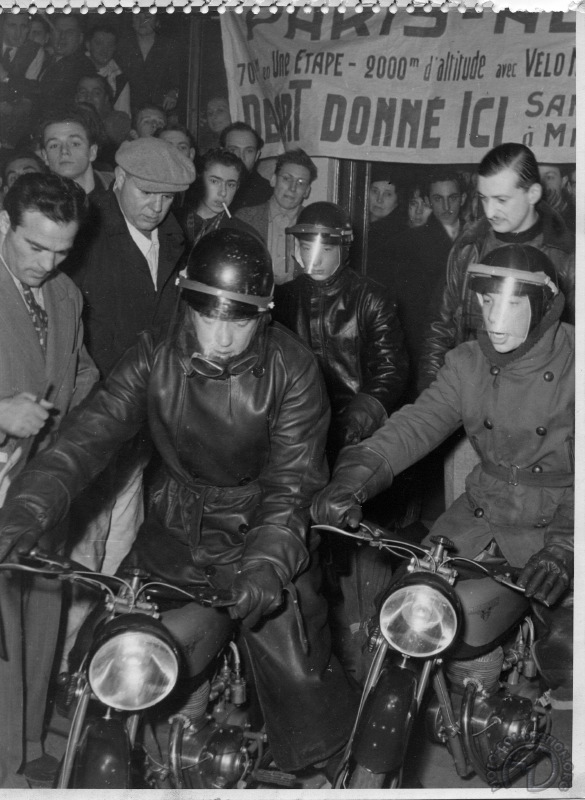 Départ depuis la brasserie le Terminus Paris-Porte d'Orléans en présence de Marcel Cerdan. © Photos René Pari /archives FMD : moto-collection.org