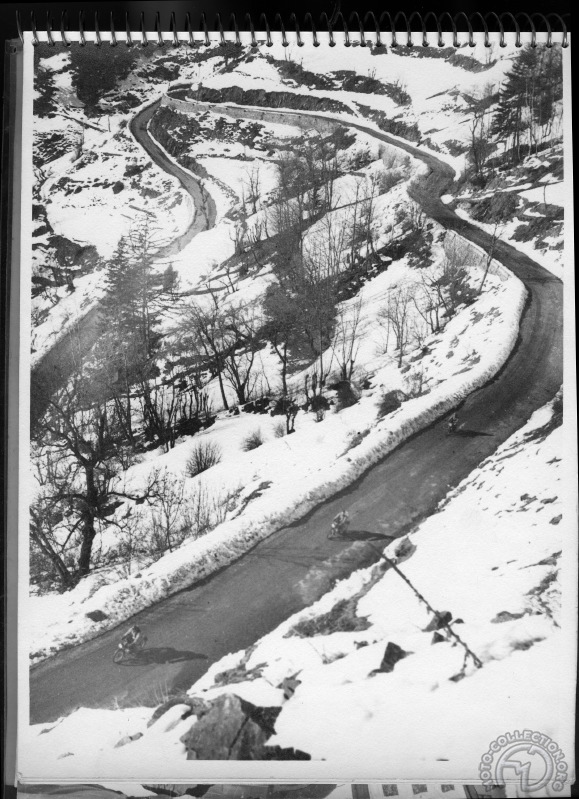 Les premières neiges pour la montée vers le sommet. © Photos René Pari /archives FMD : moto-collection.org