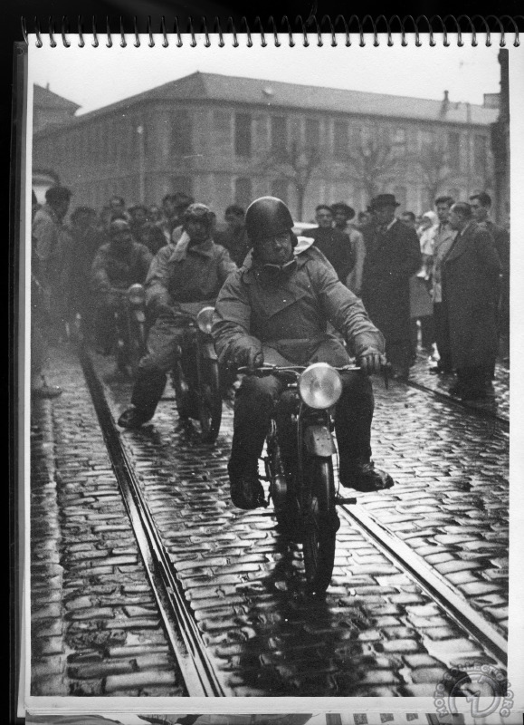 Les pavés de Grenoble sont un piège redoutable. © Photos René Pari /archives FMD : moto-collection.org