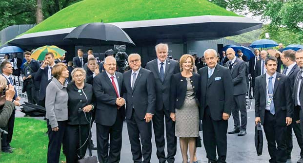 Elke Büdenbender, Nechama Rivlin, Staatspräsident Reuven Rivlin, Bundespräsident Frank-Walter Steinmeier, Ministerpräsident Horst Seehofer, Karin Seehofer während der Eröffnung des Erin­nerungsortes in München.       Foto Botschaft des Staates Israel