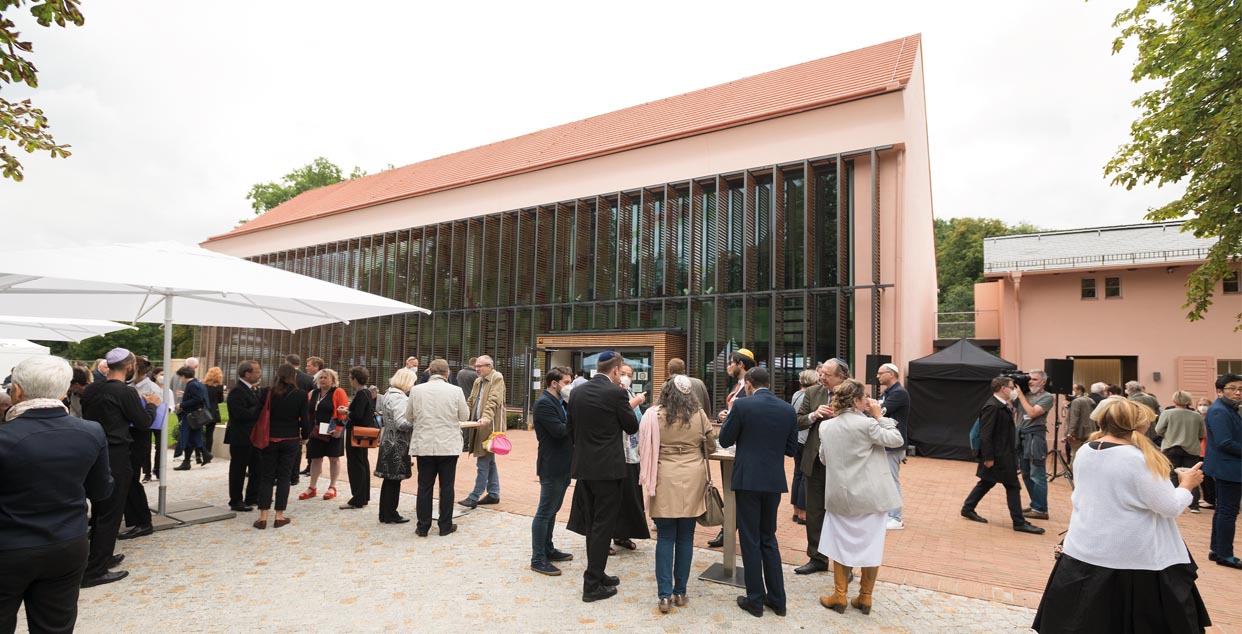 Einweihung des „Europäischen Zentrums Jüdischer Gelehrsamkeit“. In der ehemaligen Orangerie (l.) befinden sich die Verwaltungs- und Seminarräume.