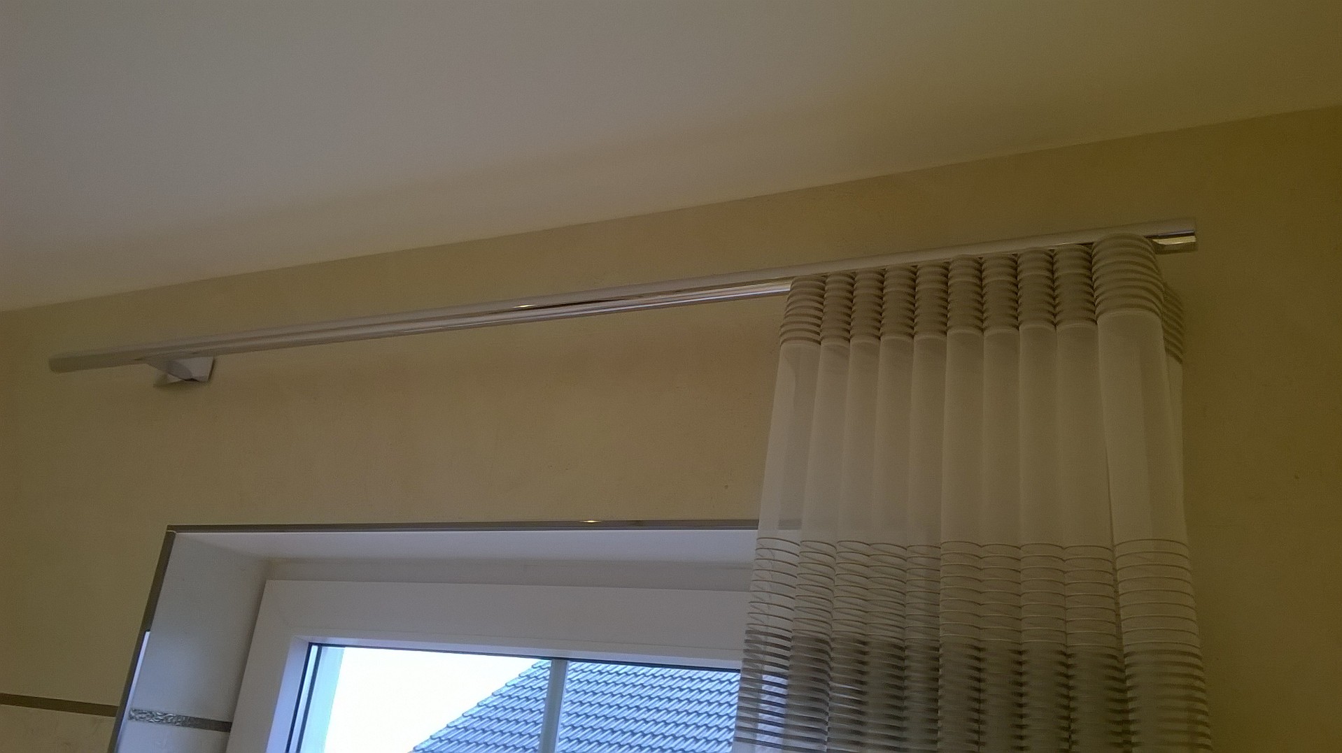 Gradliniger Wellenvorhang zusammengeschoben mit runder Wellenvorhangschiene von Interstil