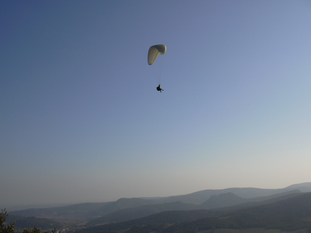 A Cabrières, le Pic de Vissou piste d'envol Parapente