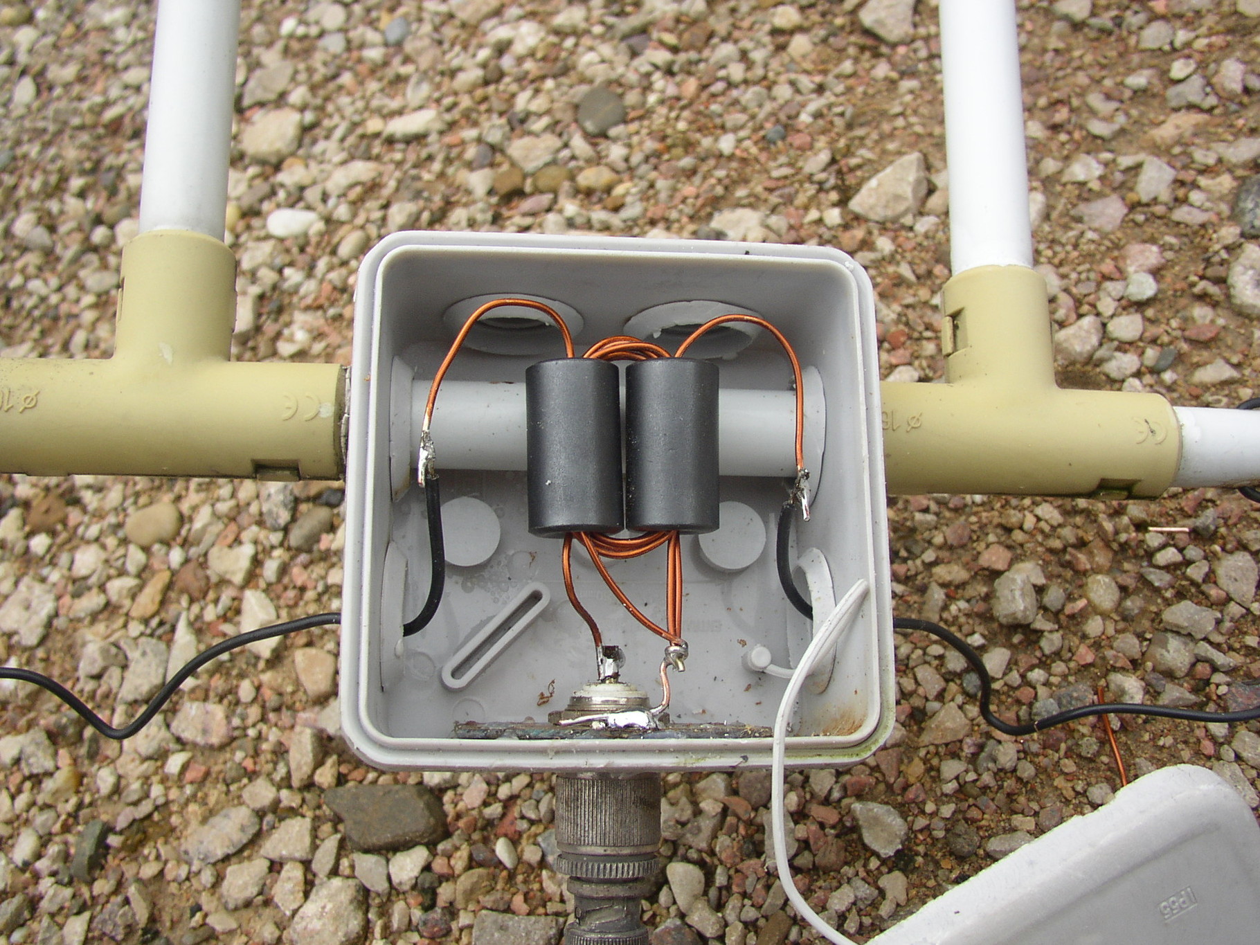 Balun con ferrite binoculare Benvenuti su OfficinaHF!