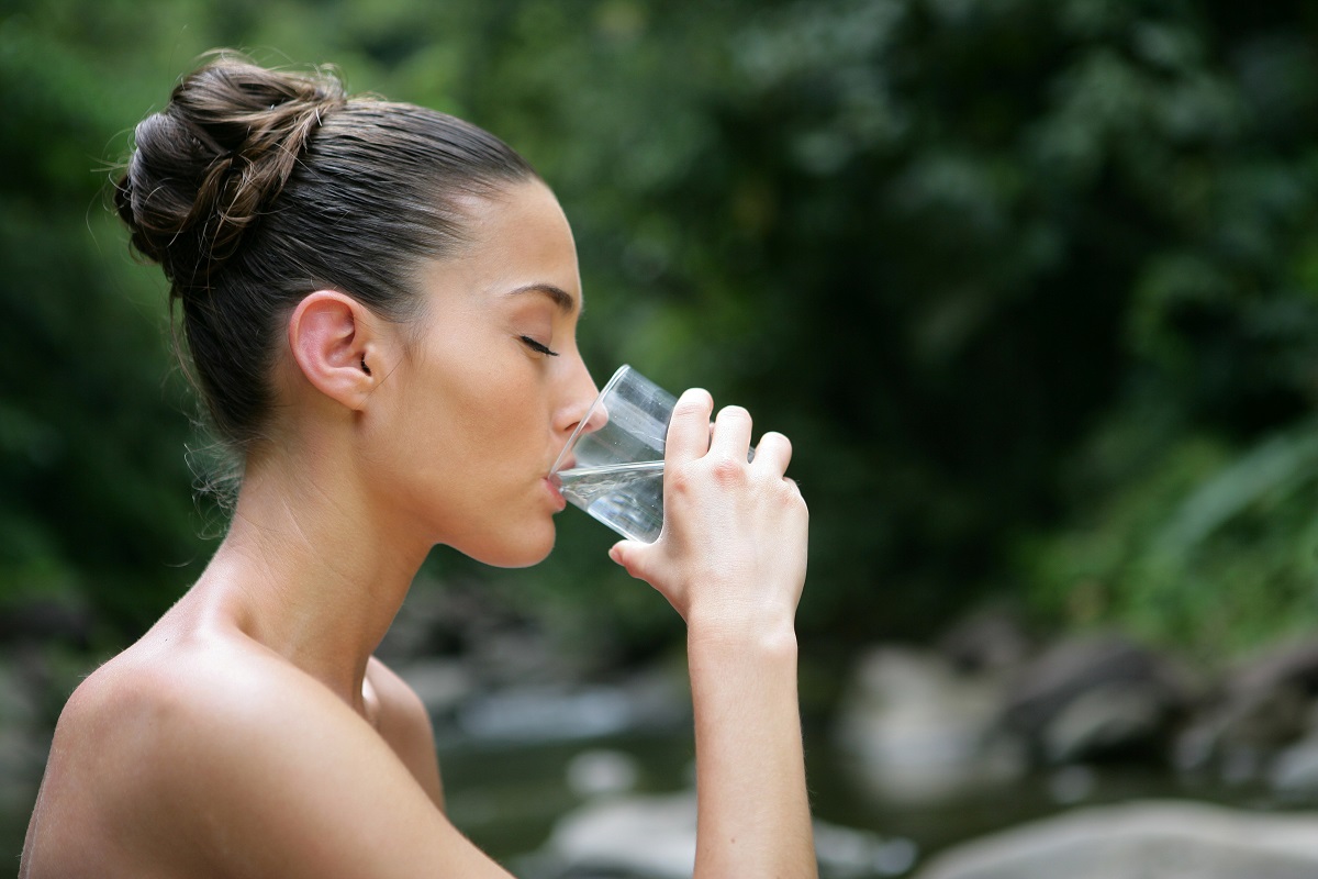 Las mujeres que beben más agua tienen menos infecciones urinarias (JAMA Internal Med)