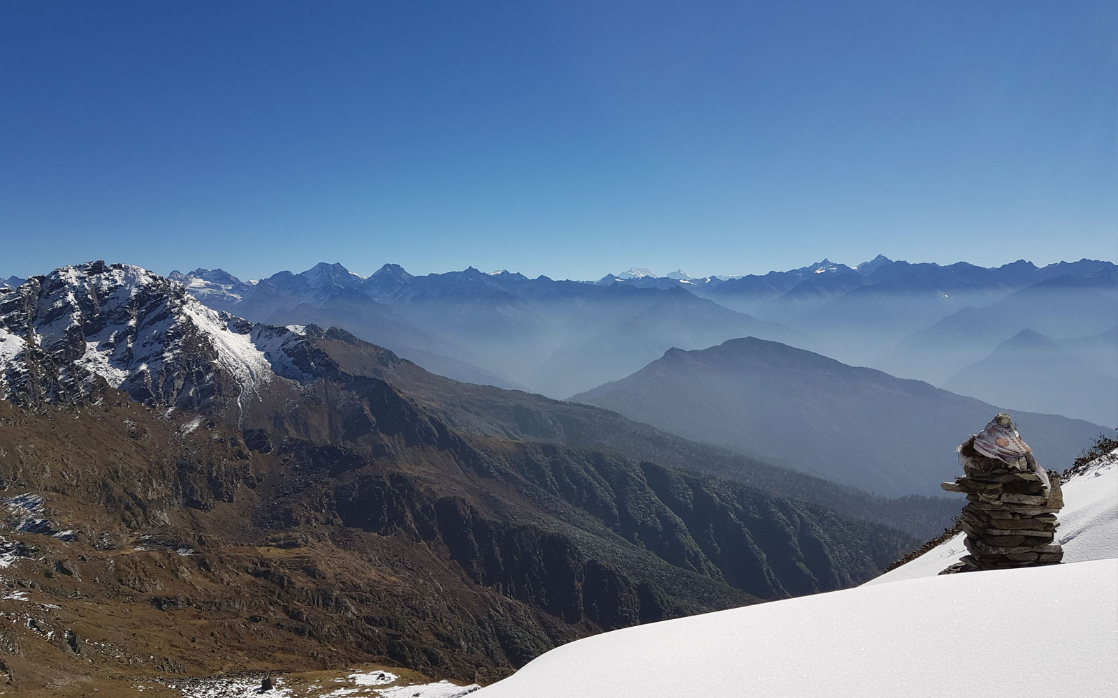 Au fond le massif du Kangchenjunga