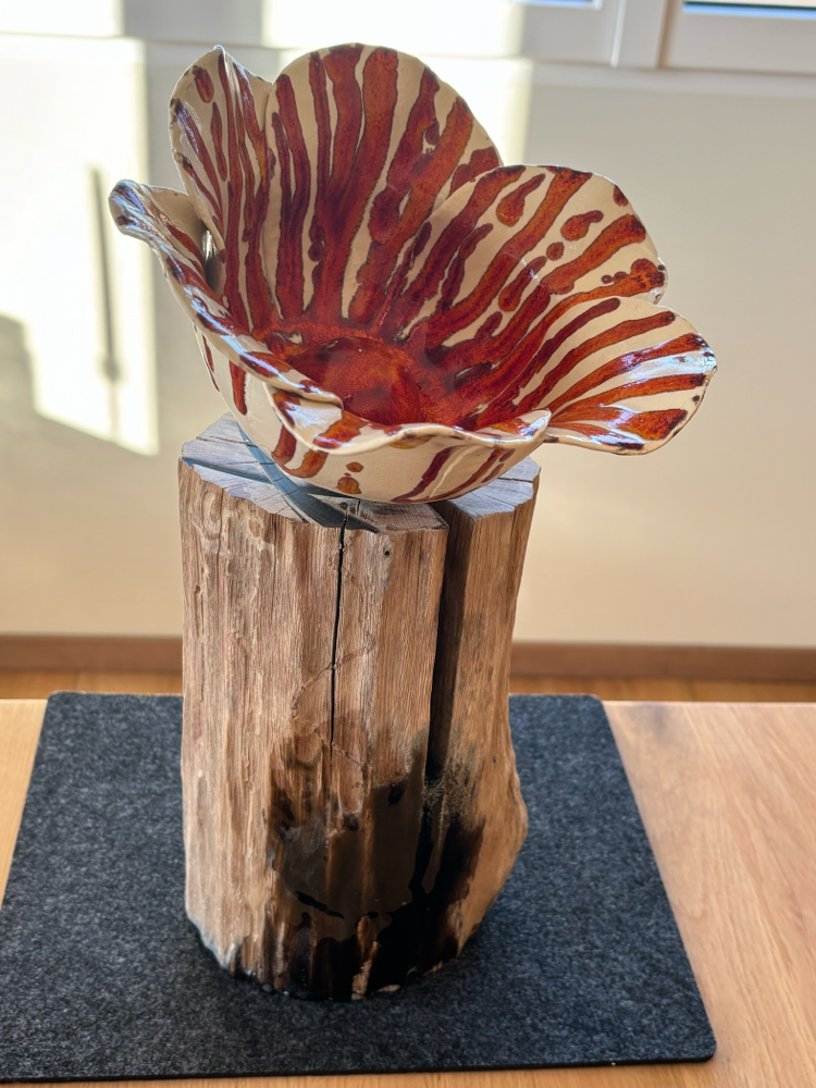 Eiche mit Kunstharz schwarz eingefärbt als Sockel für Keramikblüte (Geschenk)