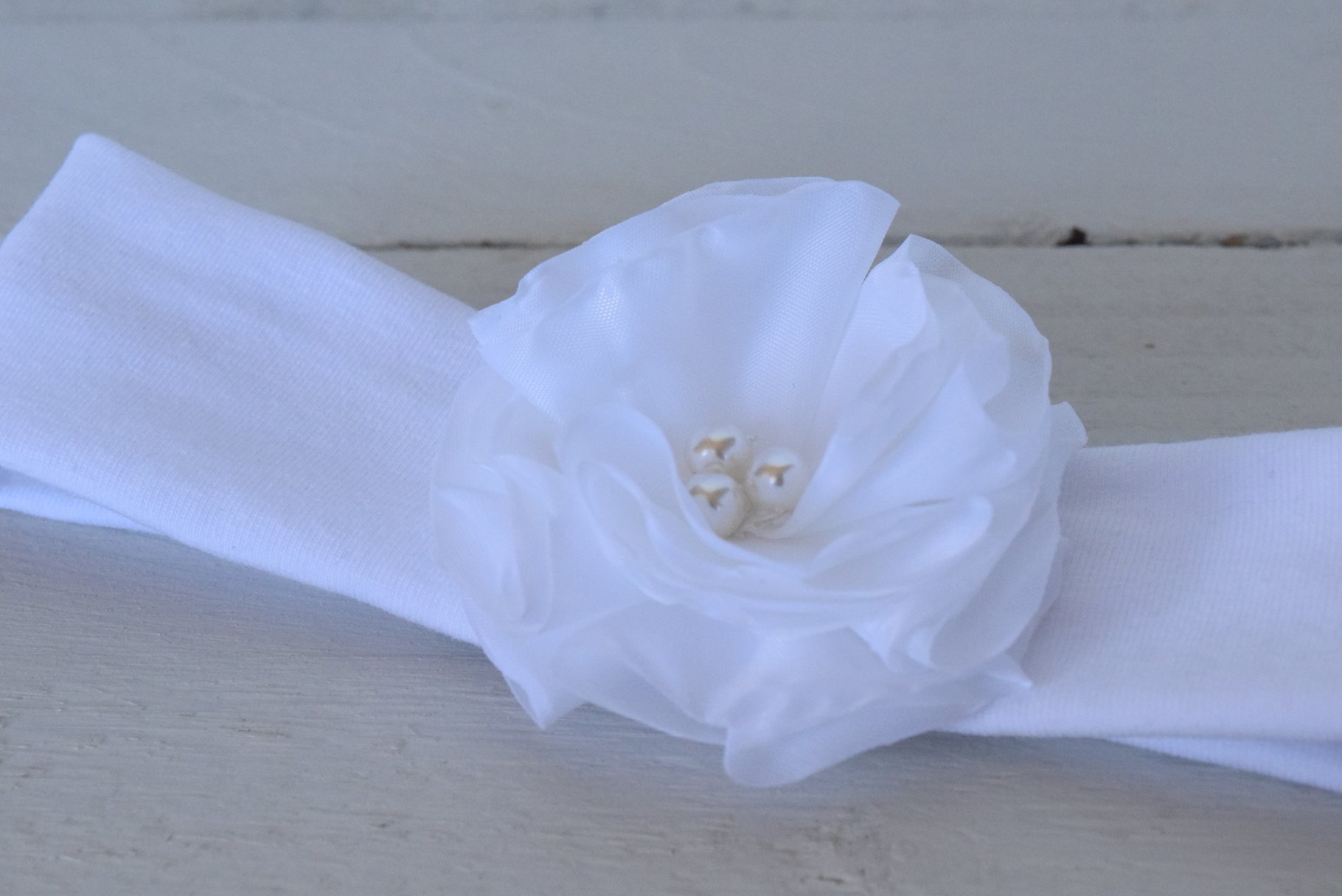 Bandeau bébé blanc pour baptême Fleur Pivoine