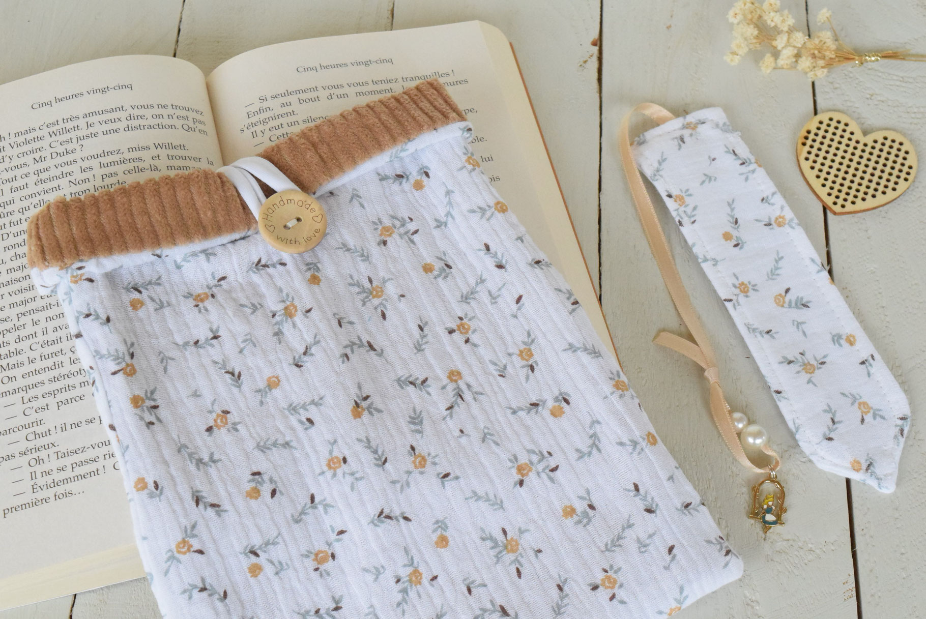 Housse pour livre de poche fait-main à Toulouse et marque pages en tissu