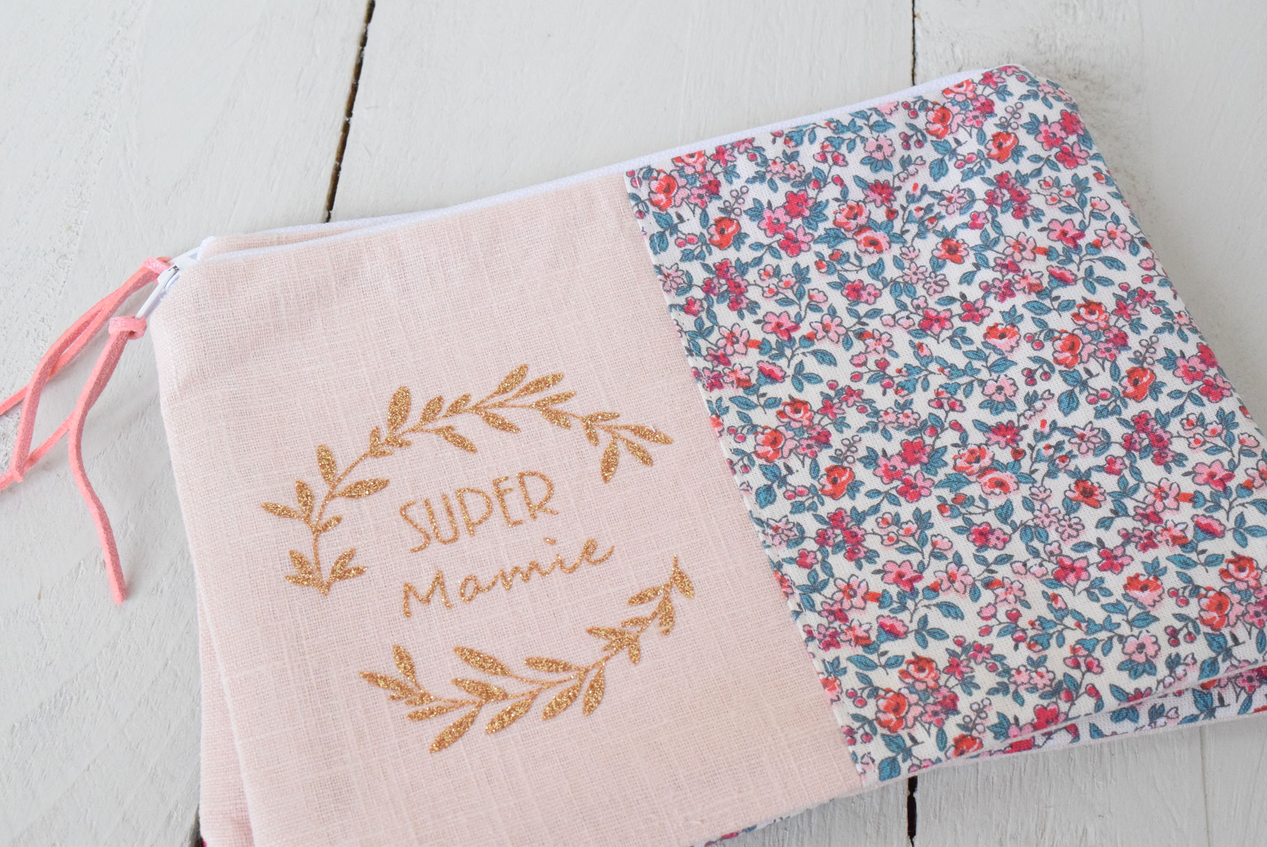 pochette porte monnaie en tissu liberty et lin avec texte ecris en doré " merci marraine" texte au choix