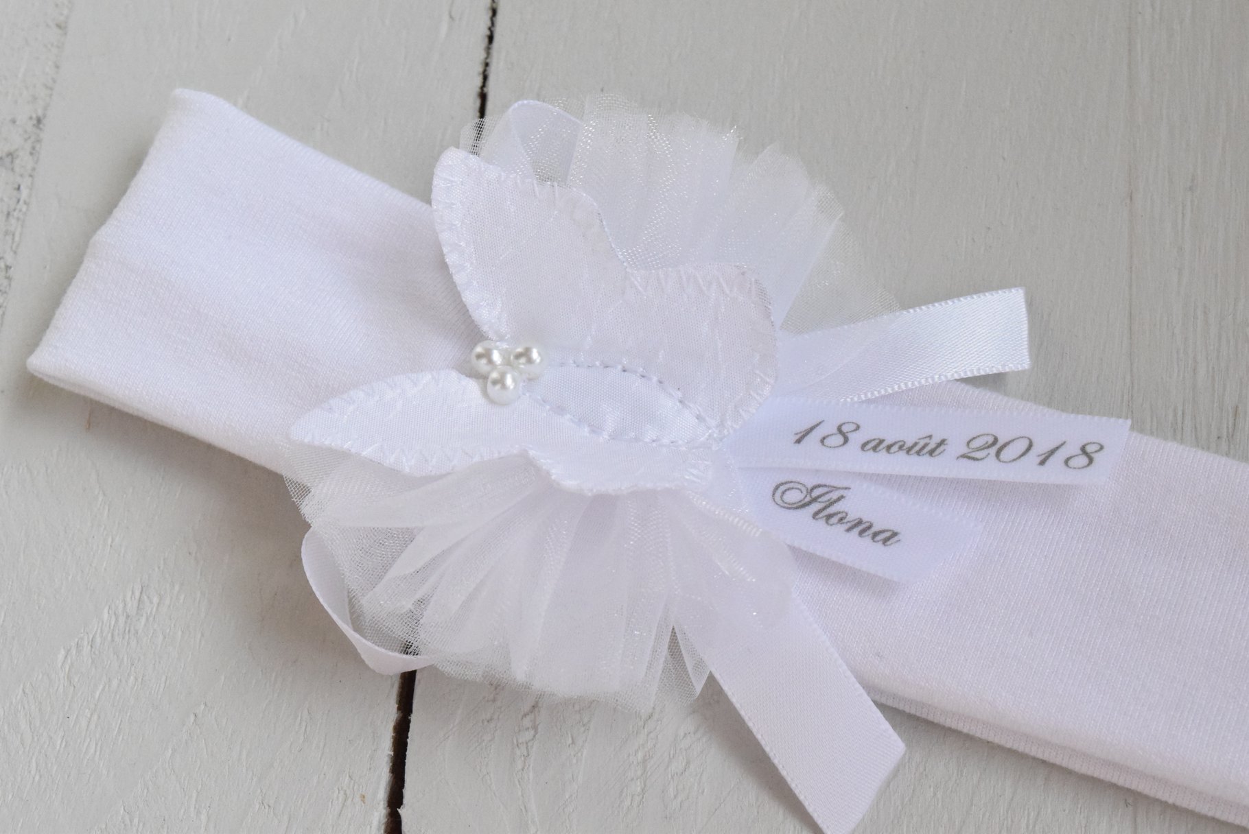 Bandeau bébé prénom blanc pour baptême, fleur papillon 