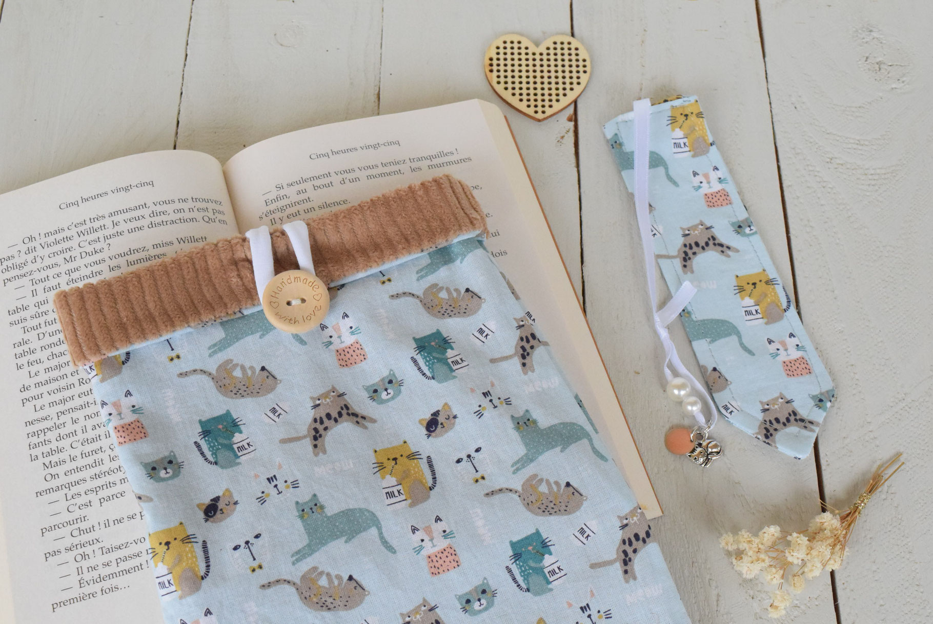 Housse pour livre de poche fait-main à Toulouse et marque pages en tissu