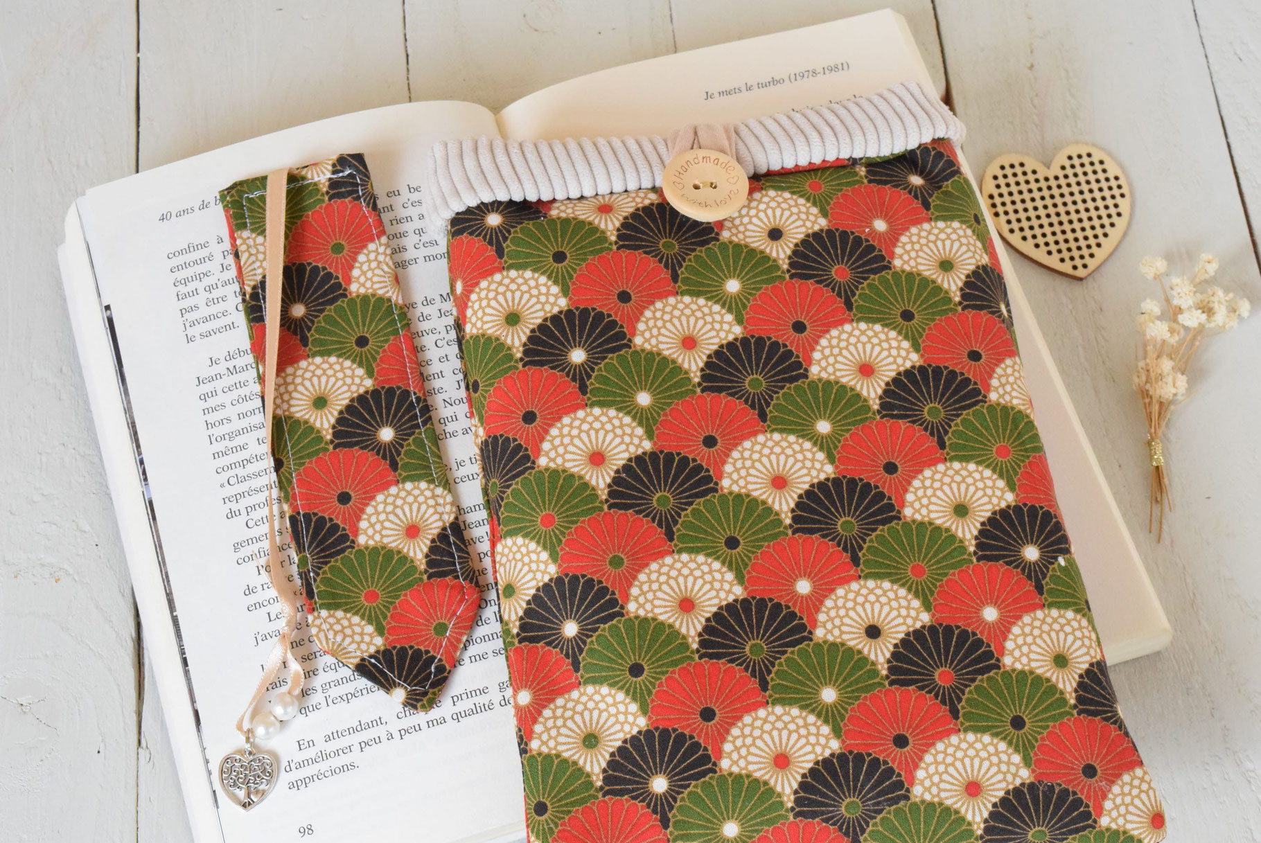 Housse pour livre de poche fait-main à Toulouse et marque pages en tissu