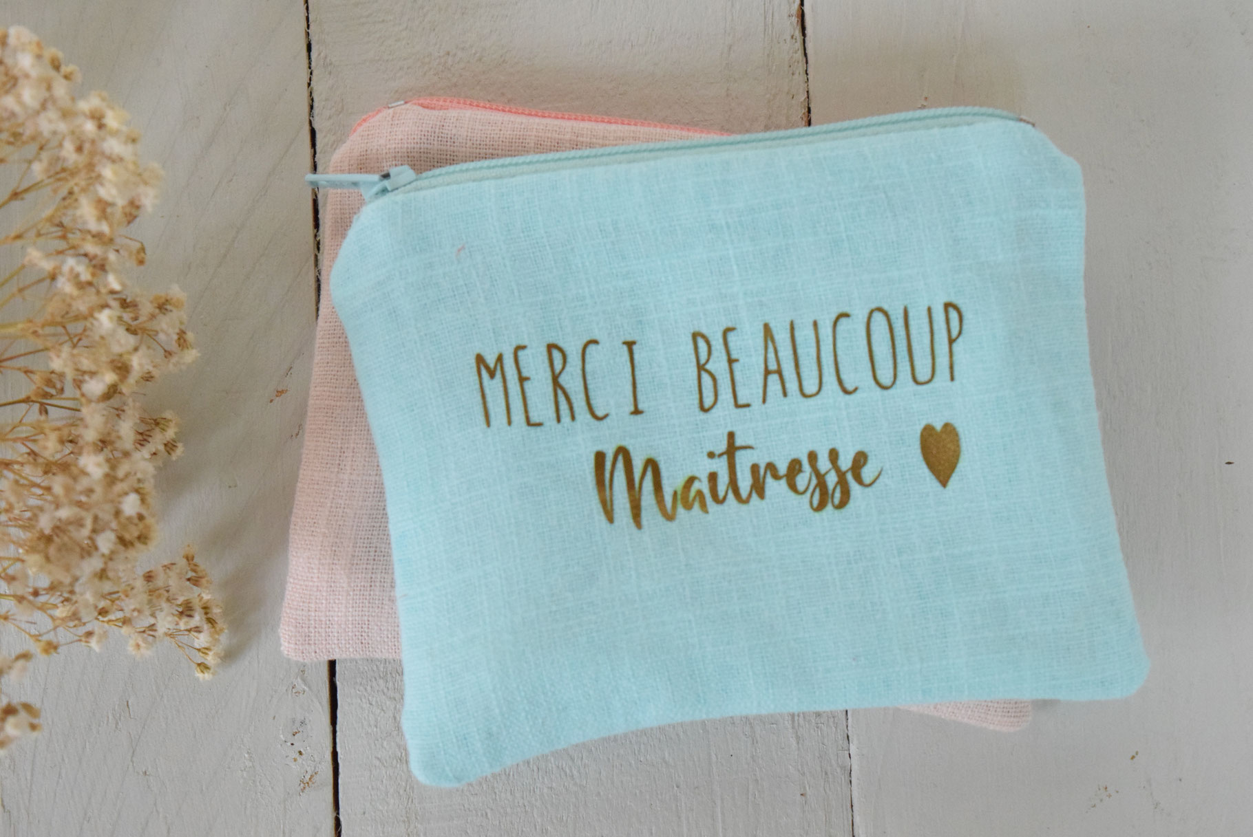 pochette porte monnaie en tissu liberty et lin avec texte ecris en doré " merci marraine" texte au choix
