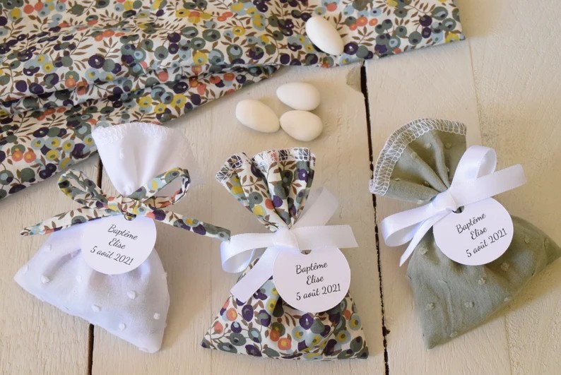 Sachet dragées double gaze avec pois doré - vert tilleul - blanc-liberty / étiquettes personnalisées baptême communion