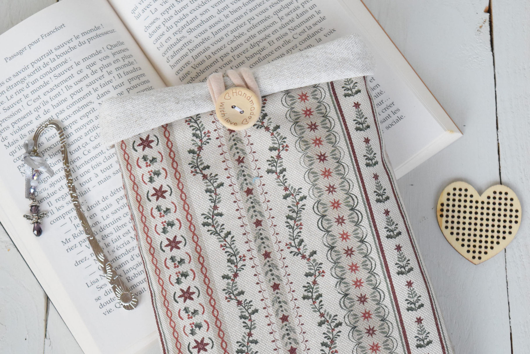 Housse pour livre de poche fait-main à Toulouse et marque pages en tissu