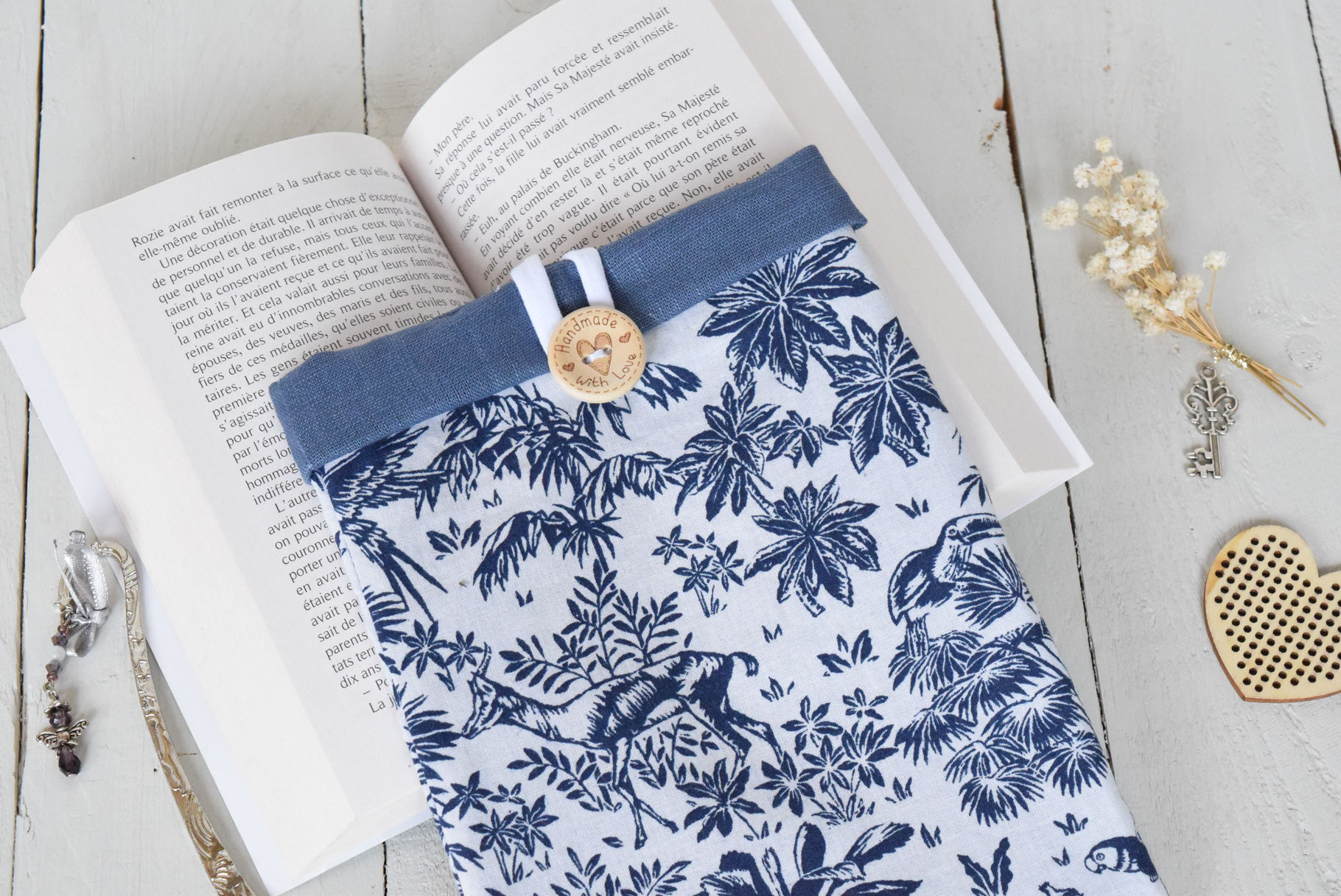 Housse pour livre de poche fait-main à Toulouse et marque pages en tissu