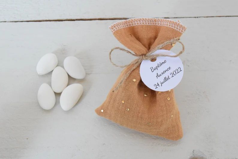sachet dragées en tissu double gaze camel pois doré pour baptême bébé communion en automne - cadeaux invités