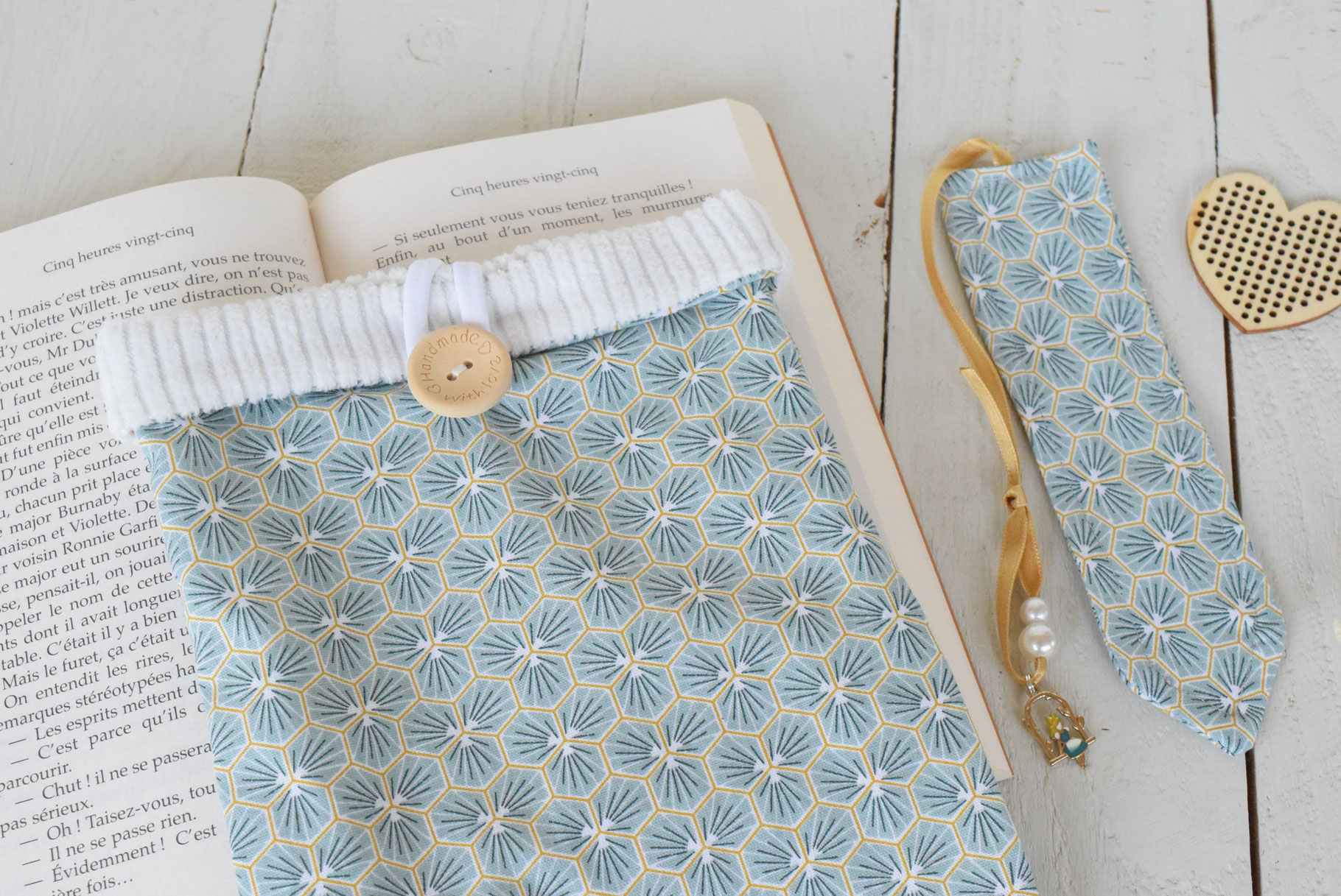 Housse pour livre de poche fait-main à Toulouse et marque pages en tissu