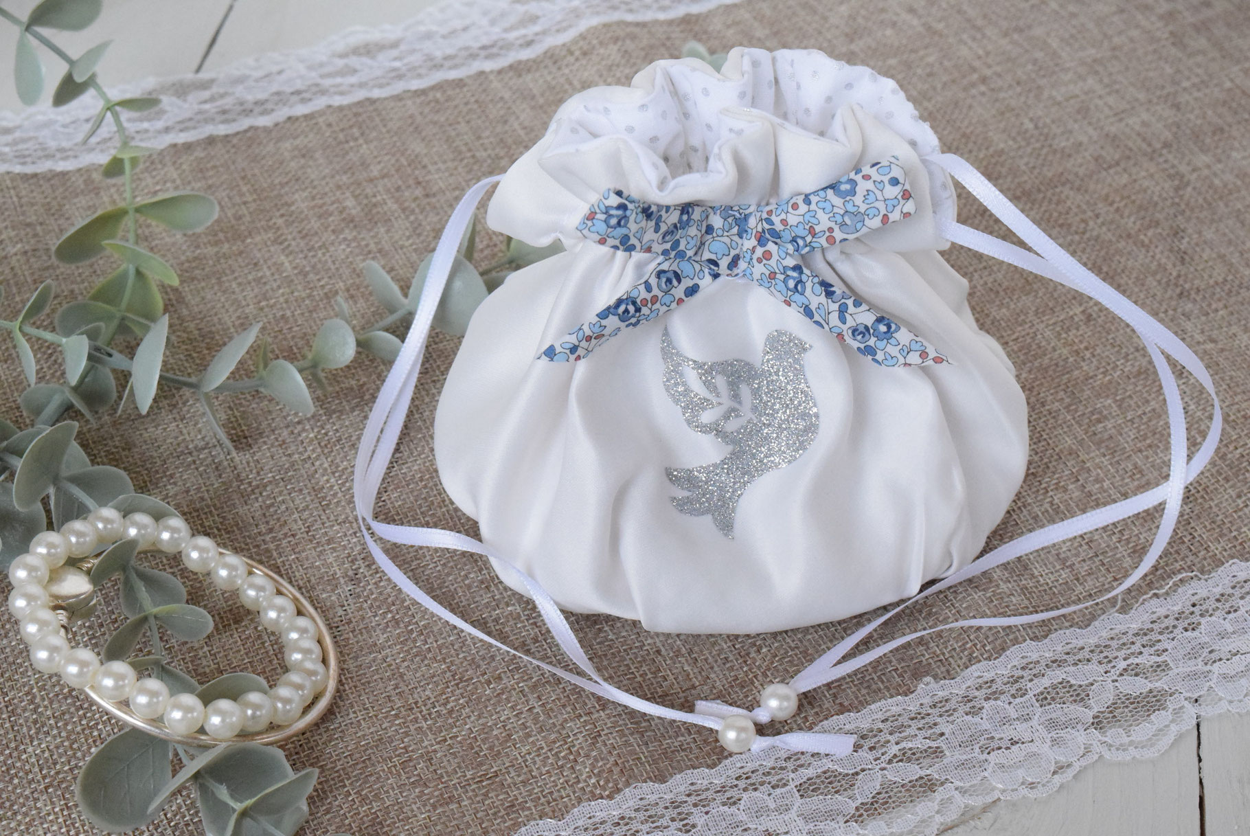 Aumônière sac bourse communion mariage Colombe argenté et Noeud Liberty bleu