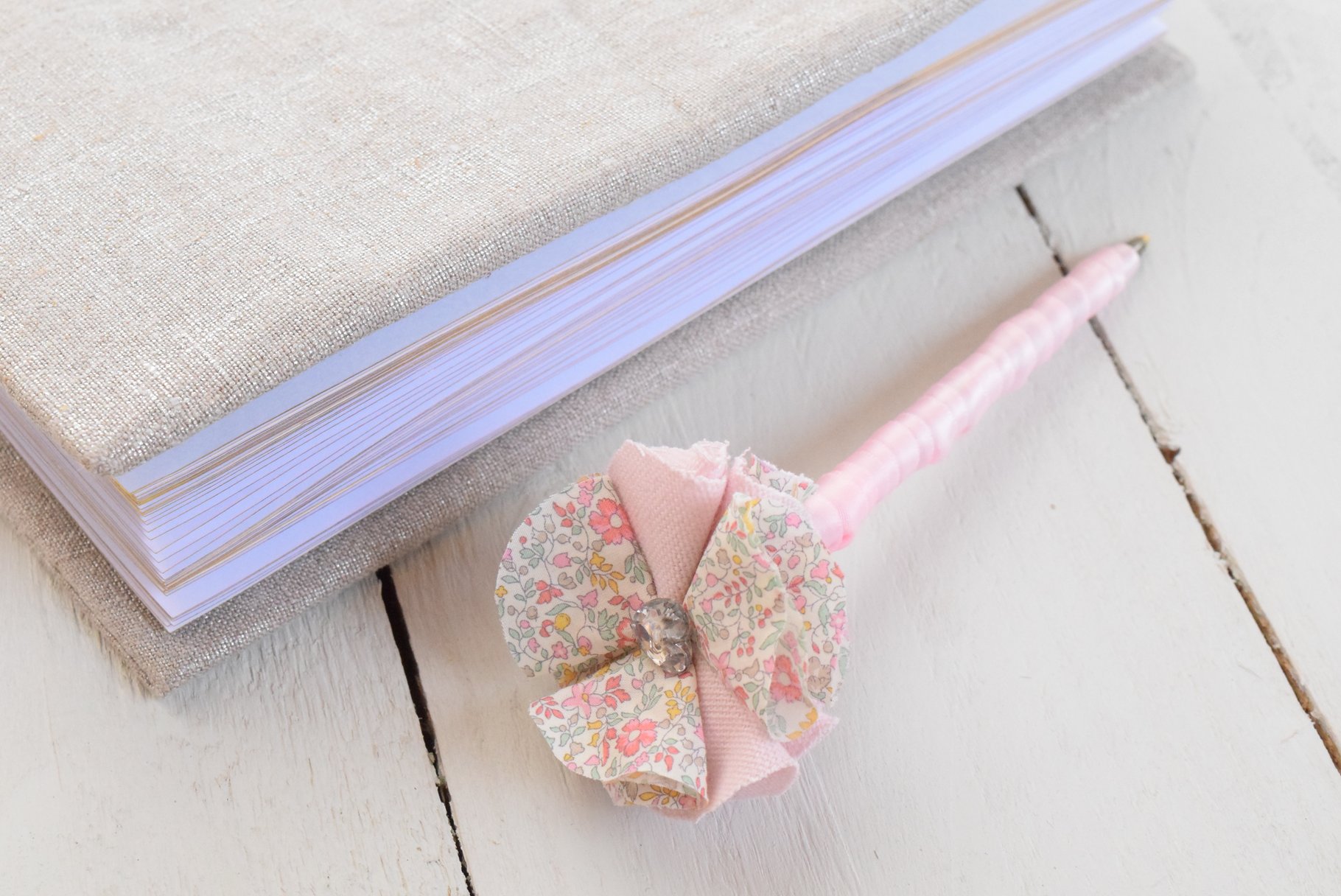 Stylo livre d'or fleur liberty katie and millie pastel rose & strass pour mariage baptême thème champêtre